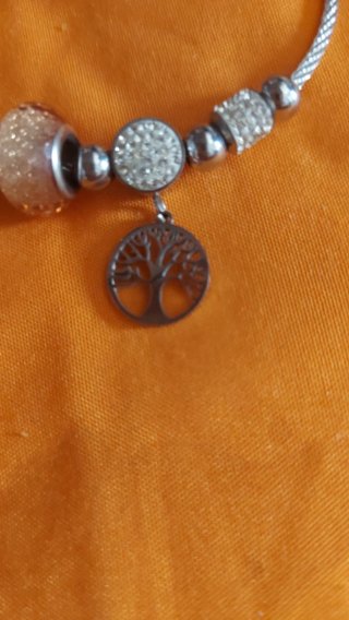 Pulsera plateada con charms árbol de la vida