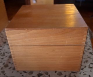 Caja de madera antigua para archivar