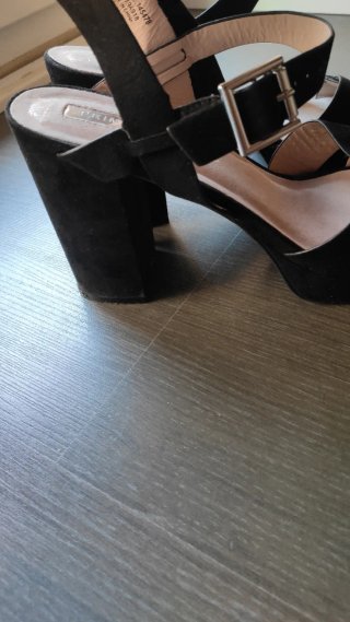 Sandalias negras de tacón