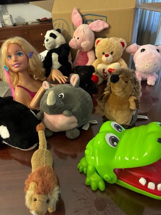 Lotto peluche, bambola Barbie e giochi