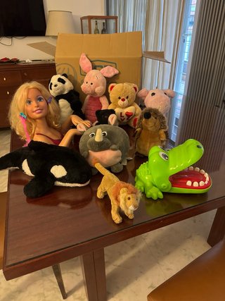 Lotto peluche, bambola Barbie e giochi