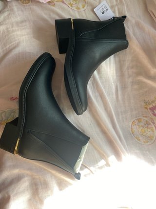 Botas negras con detalle dorado