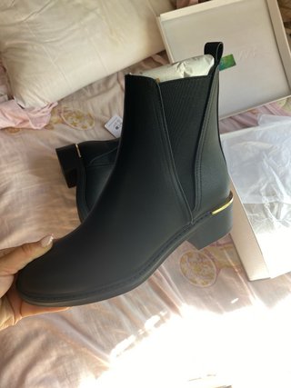 Botas negras con detalle dorado