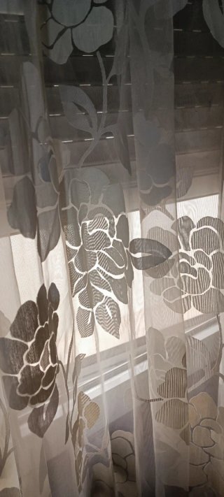 Cortinas beige y blancas con flores