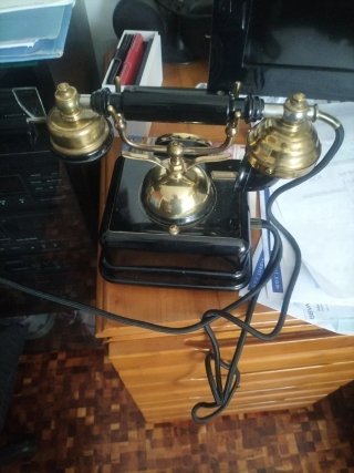 Teléfono Antiguo Estilo Negro y Dorado