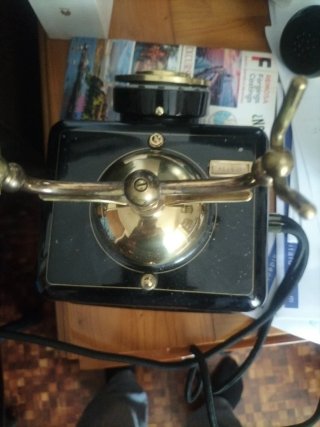 Teléfono Antiguo Estilo Negro y Dorado