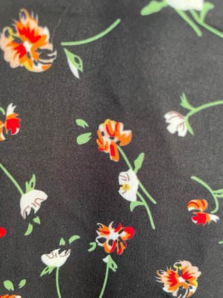 Camiseta tirantes flores negra