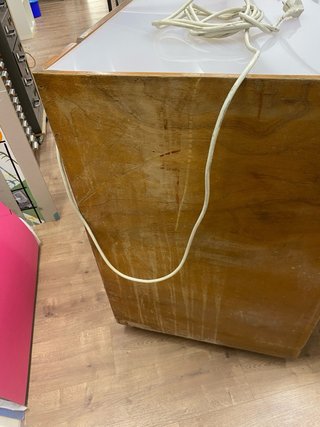 Cajonera antigua de madera con mesa de luz
