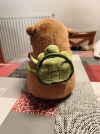 Peluche Capibara Marrón con Mochila Verde
