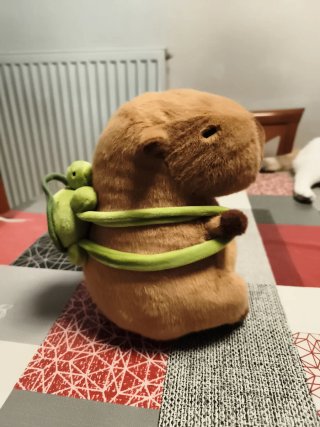 Peluche Capibara Marrón con Mochila Verde