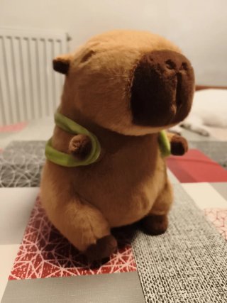 Peluche Capibara Marrón con Mochila Verde