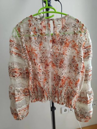 Blusa romántica plisada con encaje
