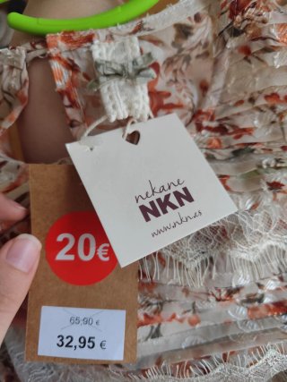Blusa romántica plisada con encaje