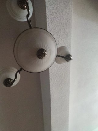 Lámpara de salón dorada y blanca