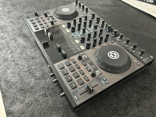 Controladora DJ Traktor Kontrol S4
