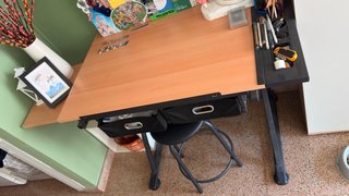 Mesa de escritorio de madera y metal