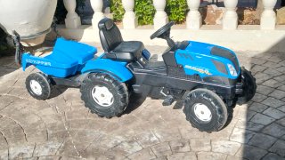 Tractor de pedales New Holland con remolque