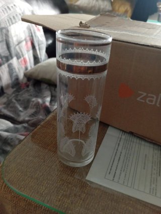 Vasos de cristal con borde dorado