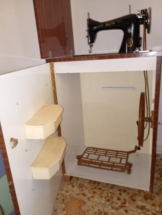 Máquina de coser Alfa antigua
