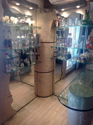 Mueble bar piedra y cristal