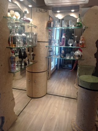 Mueble bar piedra y cristal