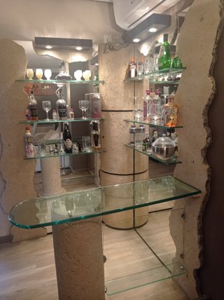 Mueble bar piedra y cristal