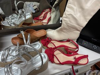Botas y Sandalias Beige y Plateadas