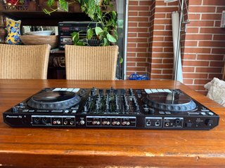 Controladora DJ Pioneer DDJ-1000 con funda y caja