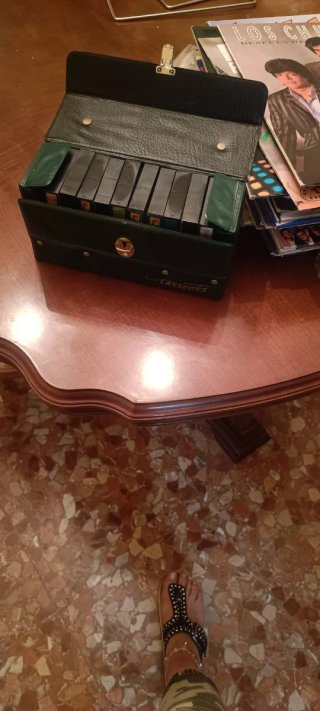 RADIO CASSETTE DE MANO SANYO CON CASSETTES VINTAGE
