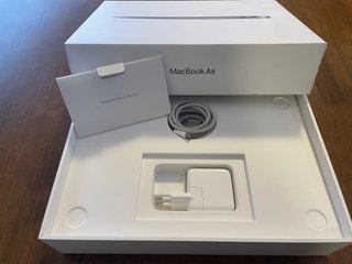 MacBook Air M1 2020 8GB/256GB + caja y cargador