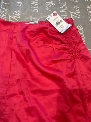 Falda larga roja con abertura fucsia