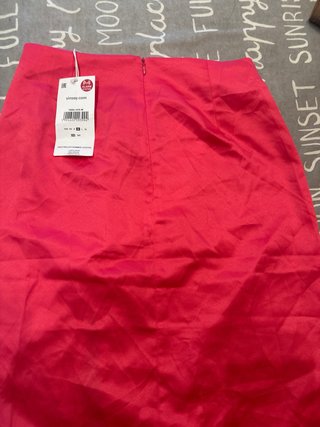 Falda larga roja con abertura fucsia