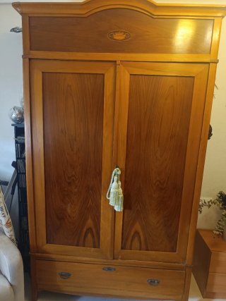 Armario antiguo de madera