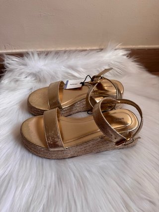 Sandalias doradas cuña esparto