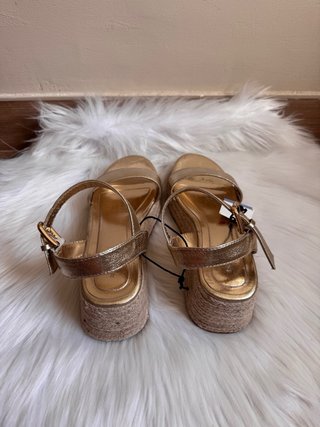 Sandalias doradas cuña esparto