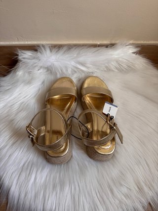 Sandalias doradas cuña esparto