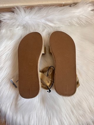Sandalias doradas cuña esparto