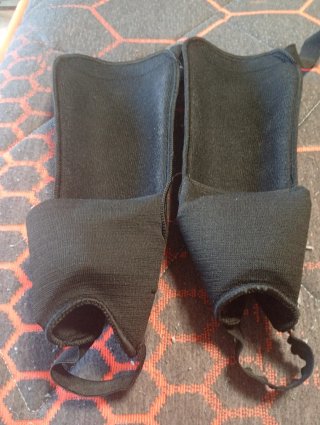 Espinilleras deportivas negras