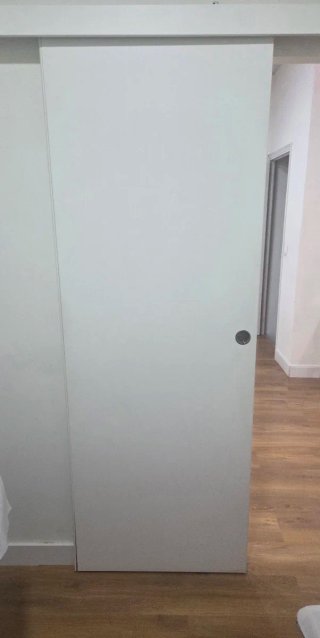 Puerta corredera blanca