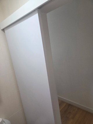Puerta corredera blanca