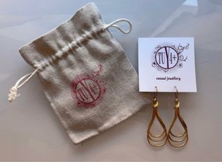 Pendientes largos dorados
