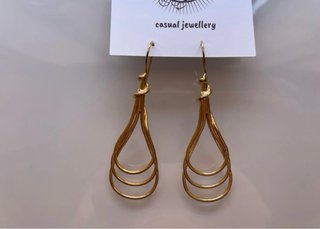Pendientes largos dorados