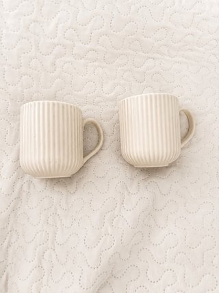 Juego de 2 tazas blancas acanaladas