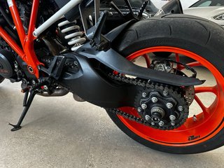 KTM Super Duke R Naked Roja y Blanca