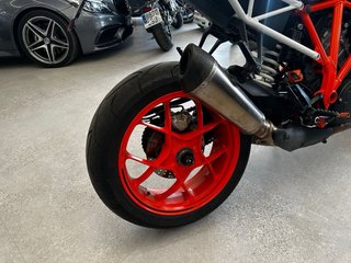 KTM Super Duke R Naked Roja y Blanca