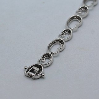 Pulsera de oro blanco de 18k. Peso: 10.52 gr.