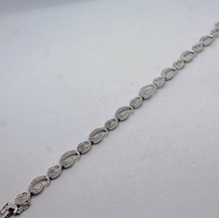 Pulsera de oro blanco de 18k. Peso: 10.52 gr.