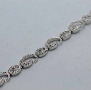 Pulsera de oro blanco de 18k. Peso: 10.52 gr.