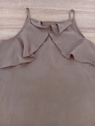 Blusa beige con volantes talla 34