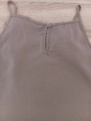 Blusa beige con volantes talla 34